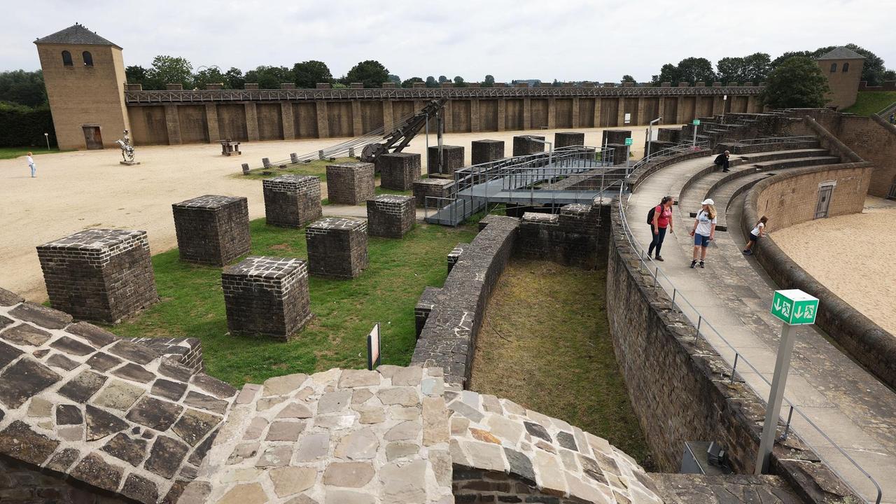 Nordrhein-Westfalen, Xanten: Besucher besichtigen das Amphitheater im Archäologischen Park in Xanten. Die militärischen Elemente der einstigen römischen Stadt Colonia Ulpia Traiana - heute Xanten - sind Teil des Unesco-Weltkulturerbe.