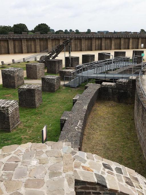 Nordrhein-Westfalen, Xanten: Besucher besichtigen das Amphitheater im Archäologischen Park in Xanten. Die militärischen Elemente der einstigen römischen Stadt Colonia Ulpia Traiana - heute Xanten - sind Teil des Unesco-Weltkulturerbe.