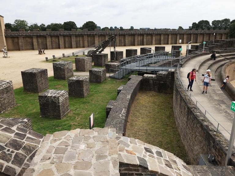 Nordrhein-Westfalen, Xanten: Besucher besichtigen das Amphitheater im Archäologischen Park in Xanten. Die militärischen Elemente der einstigen römischen Stadt Colonia Ulpia Traiana - heute Xanten - sind Teil des Unesco-Weltkulturerbe.