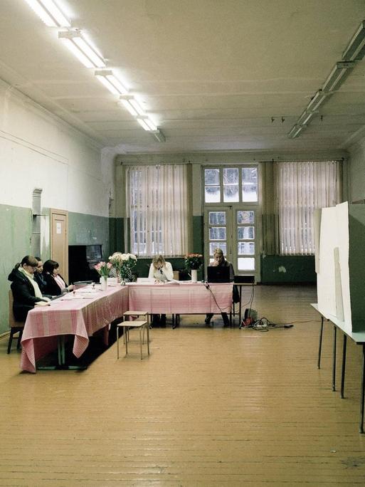 Blick in ein Wahllokal im ostlettischen Daugavpils beim Referendum über die Zulassung des Russischen als zweite Amtssprache im Jahr 2012