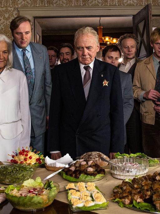 Die DDR kurz vor dem Zusammenbruch: Genosse Powileit wird 90 Jahre alt und bekommt auch ein schönes Buffet