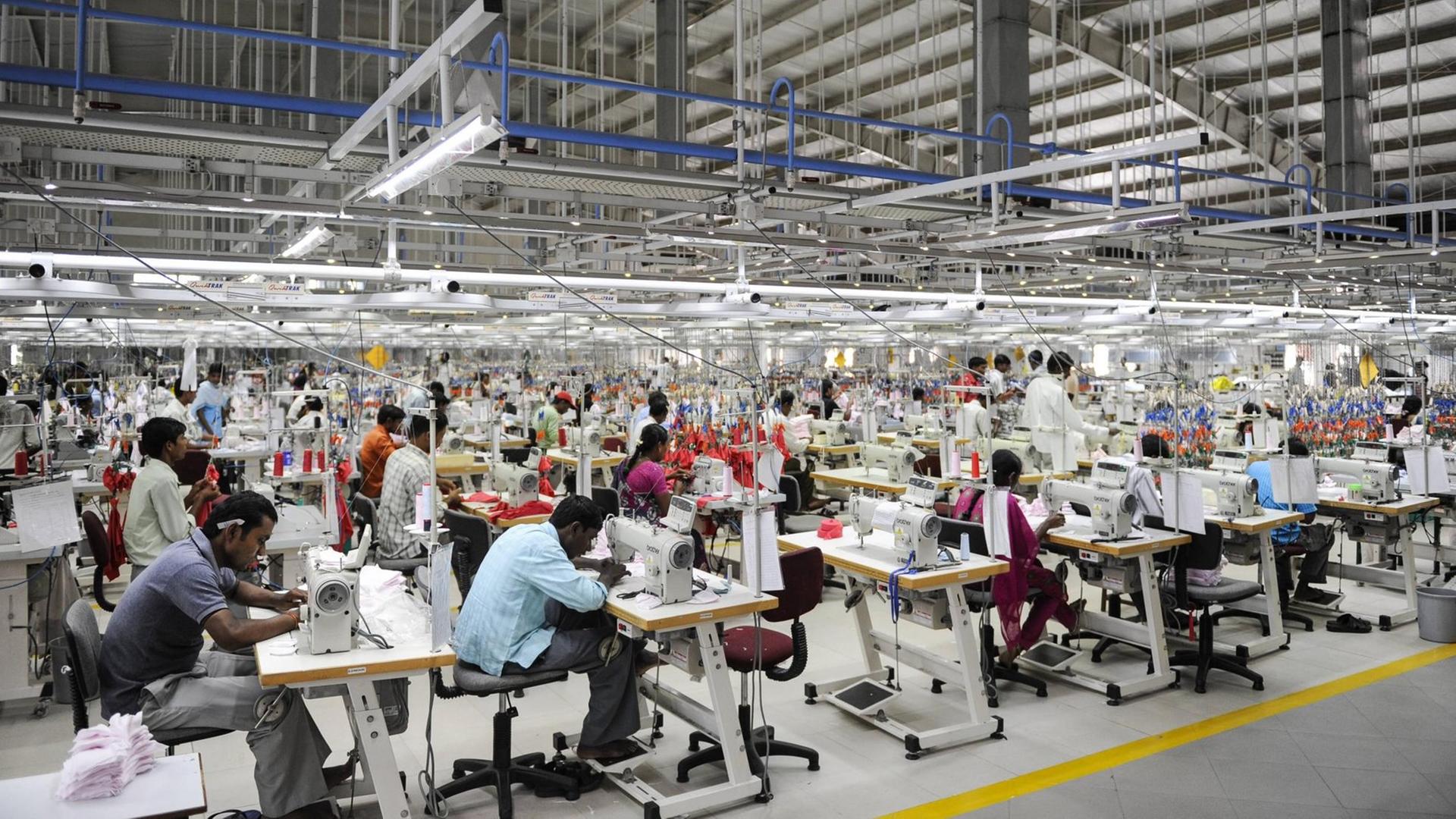 Arbeiterinnen und Arbeiter in einer Produktionshalle in Tirupur in Indien. (Archivbild)