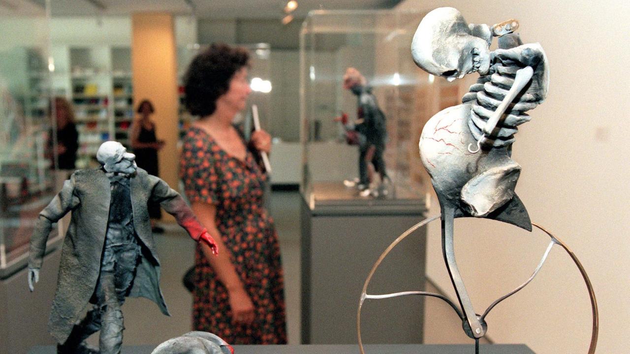 Eine Installation des Künstlers Heinrich Sabl mit Figuren aus dem Trickfilm "Pere Ubu" am 25. Juni 1998 in der Galerie des Instituts für Auslandsbeziehungen (ifa) in Stuttgart.