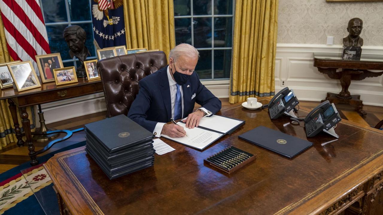 Joe Biden unterschreibt ein Dokument