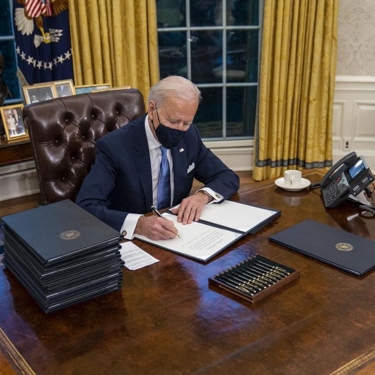Joe Biden unterschreibt ein Dokument