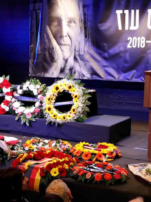 Israels Präsident Reuven Rivlin hält vor dem Sarg des verstorbenen Schriftstellers Amos Oz eine Rede