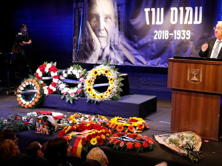 Israels Präsident Reuven Rivlin hält vor dem Sarg des verstorbenen Schriftstellers Amos Oz eine Rede