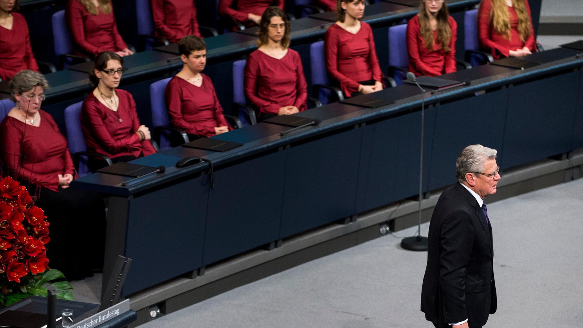 Bundespräsident Joachim Gauck im Plenum des Bundestages in Berlin während der zentralen Gedenkveranstaltung des Volksbundes Deutscher Kriegsgräberfürsorge; Aufnahme vom 15.11. 2015
