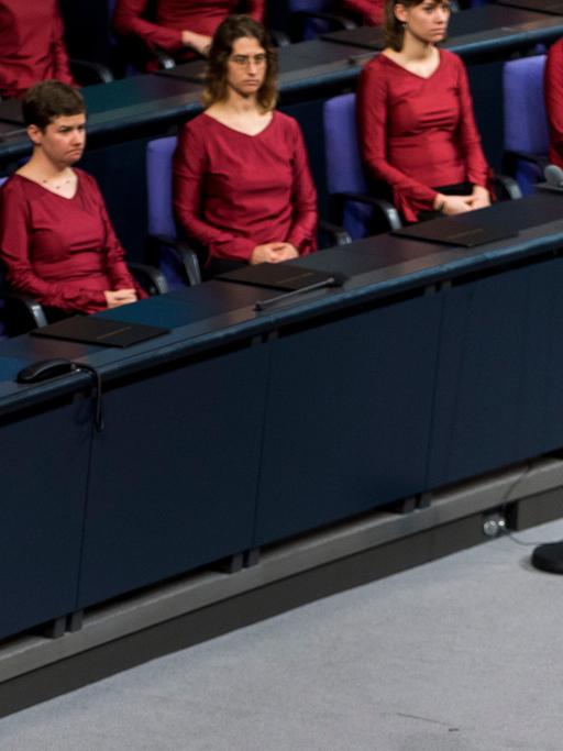 Bundespräsident Joachim Gauck im Plenum des Bundestages in Berlin während der zentralen Gedenkveranstaltung des Volksbundes Deutscher Kriegsgräberfürsorge; Aufnahme vom 15.11. 2015