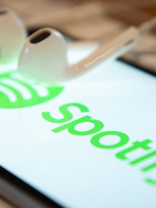 Handy mit Spotify Zeichen und Kopfhörern