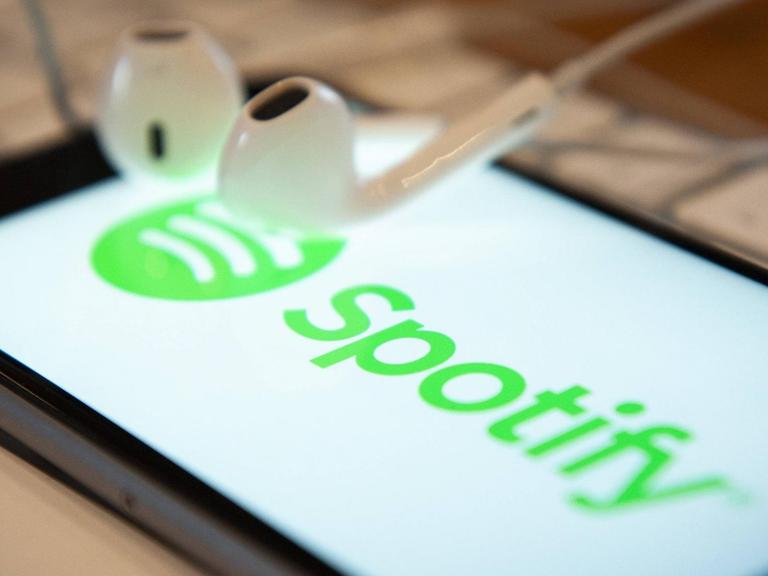 Handy mit Spotify Zeichen und Kopfhörern