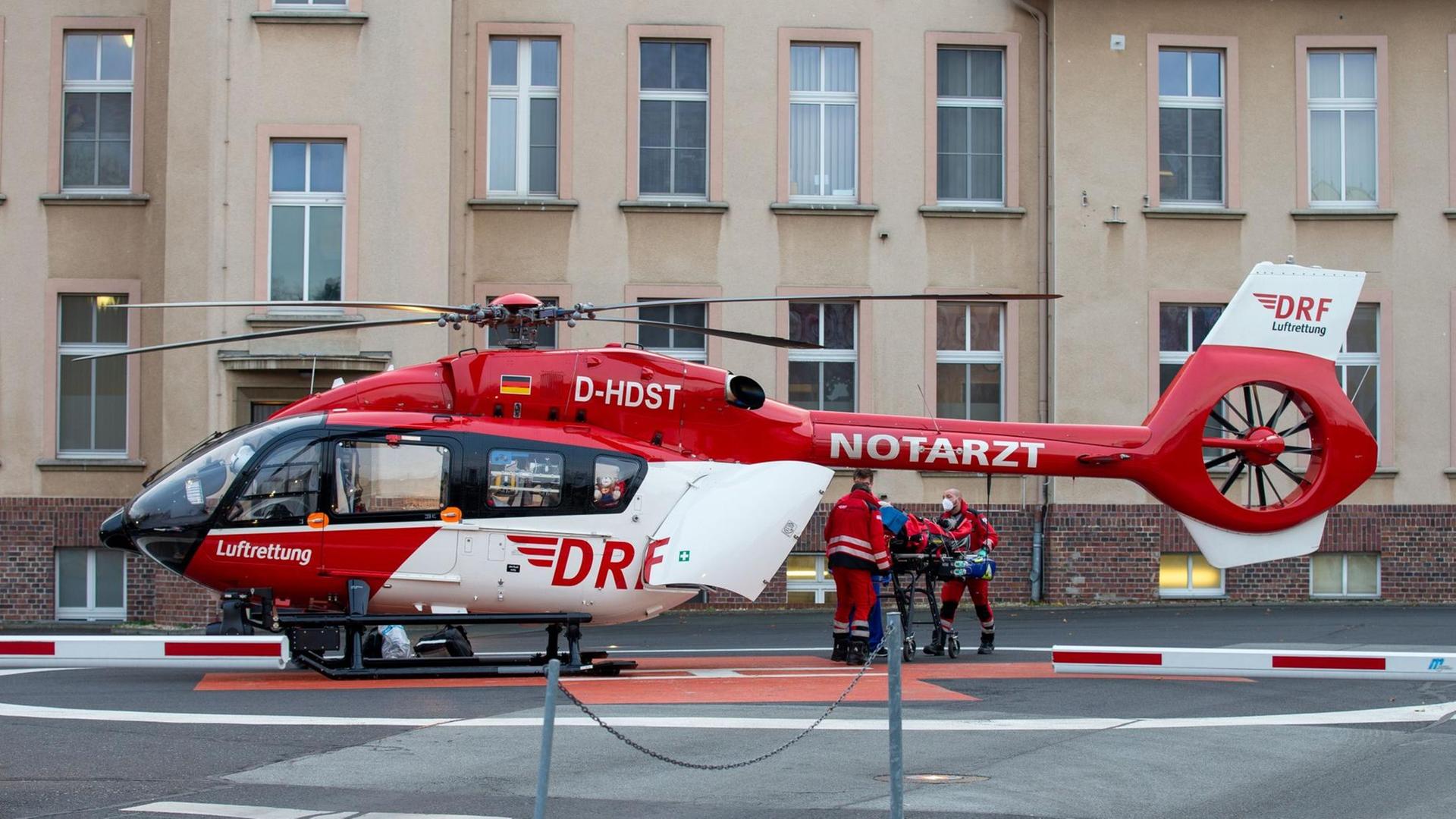 Ein Notarzthubschrauber ist vor dem Klinikum Oberlausitzer Bergland im sächsischen Zittau gelandet.