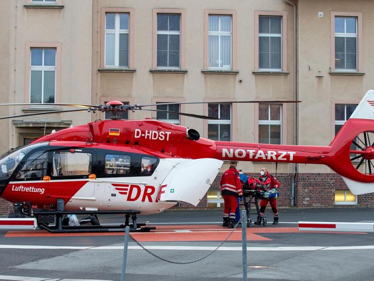 Ein Notarzthubschrauber ist vor dem Klinikum Oberlausitzer Bergland im sächsischen Zittau gelandet.