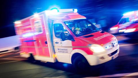 Ein Rettungswagen mit Blaulicht in schneller Fahrt