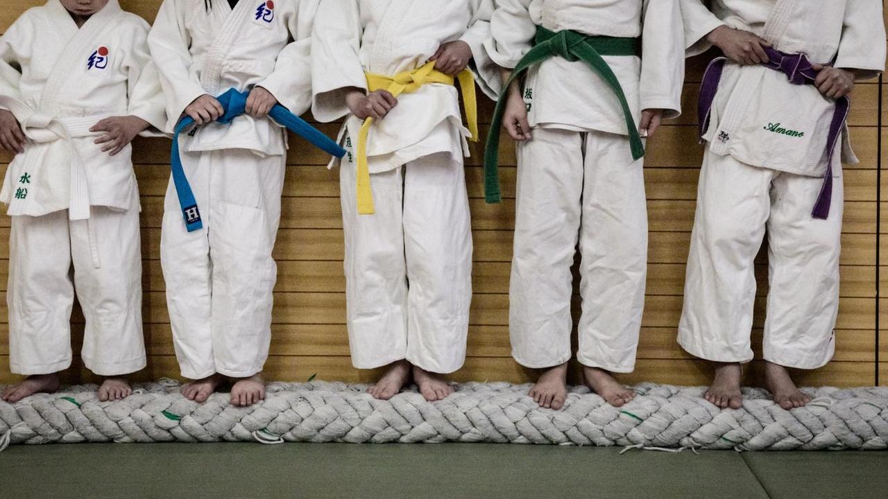 Junge Judokas mit verschiedenen Gürteln