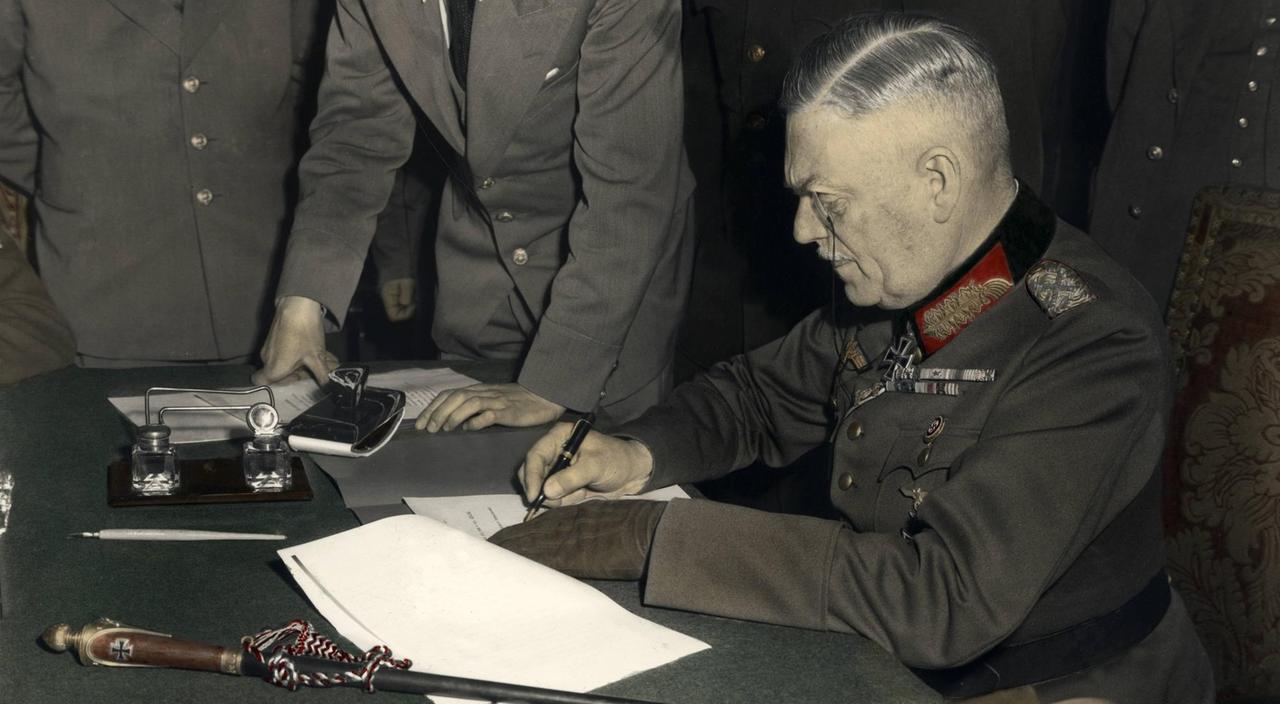 Generalfeldmarschall Wilhelm Keitel bei der Unterzeichnung der Kapitulation Deutschlands im sowjetischen Hauptquartier in Berlin-Karlshorst, 8. Mai 1945.