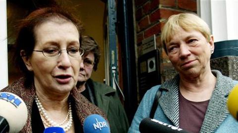 Schleswig-Holsteins Ministerpräsidentin Heide Simonis, SPD, links, neben SSW-Spitzenkandidatin Anke Spoorendonk