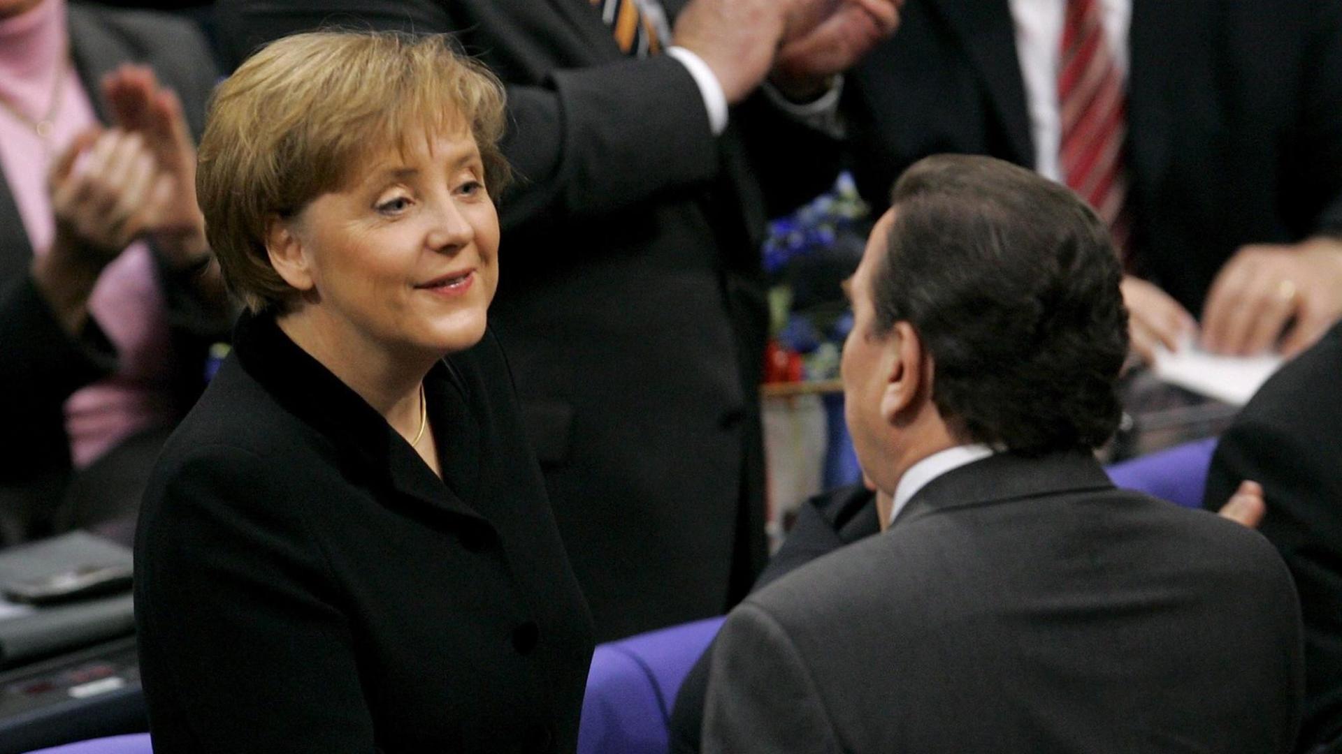 Schröder gratuliert Merkel zur Kanzlerschaft