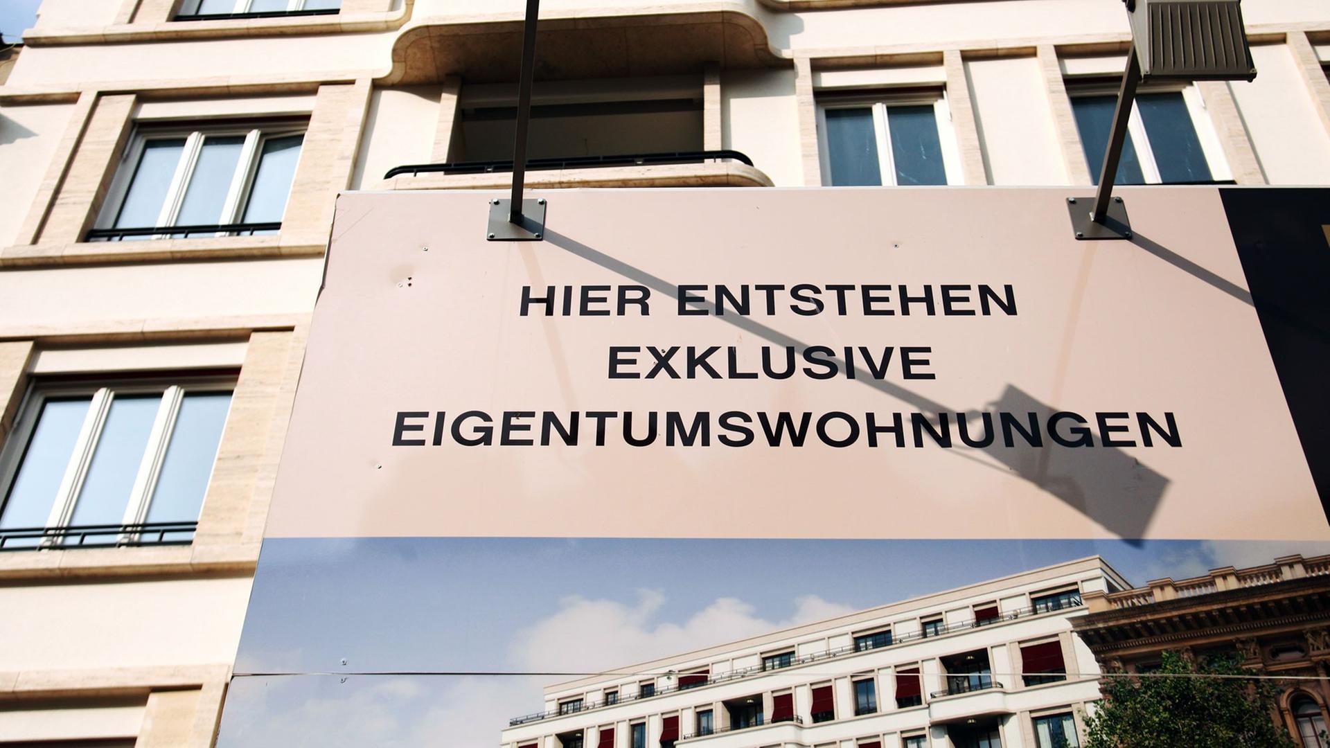 "Hier entstehen exklusive Eigentumswohnungen" steht auf einem Werbebanner im Bezirk Mitte in Berlin.