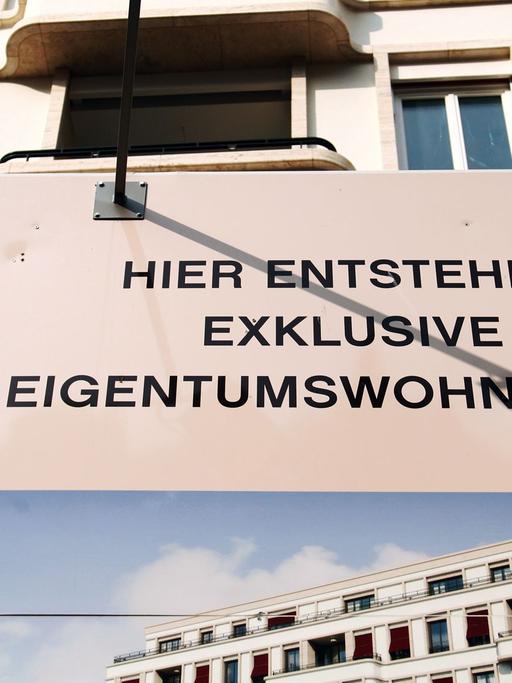 "Hier entstehen exklusive Eigentumswohnungen" steht auf einem Werbebanner im Bezirk Mitte in Berlin.