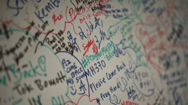 Auf den Wänden eines Einkaufzentrums in Kuala Lumpur sind die Wünsche für die vermissten Passagiere des Flugs MH370 geschrieben.