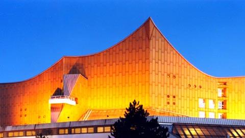 Die Berliner Philharmonie in nächtlicher Beleuchtung