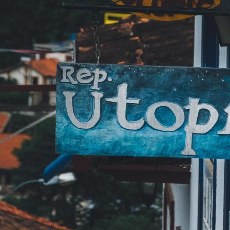 Ein Schild vor einem Haus mit der Aufschrift Rep. Utopia.