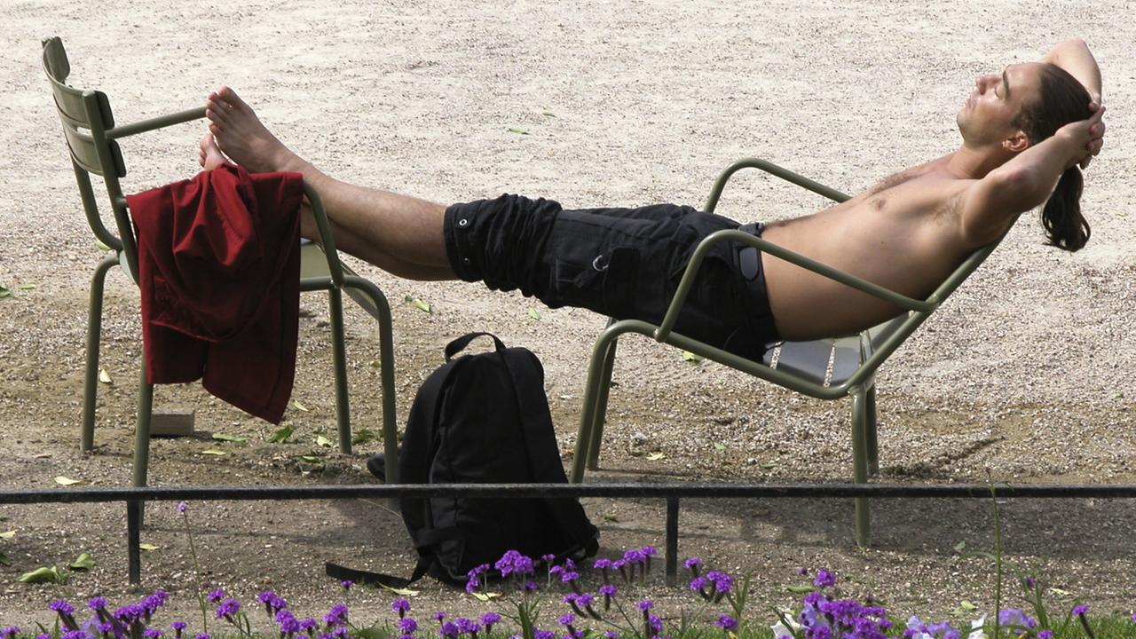 Heute mal faul: Ein Sonnenanbeter im Pariser Jardin du Luxembourg