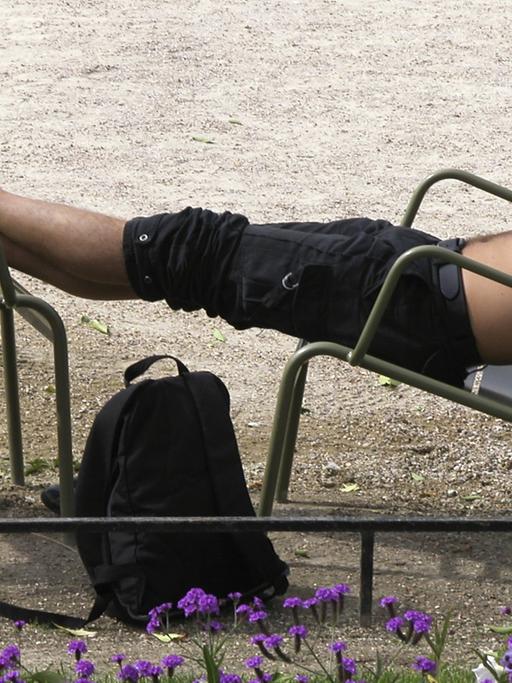 Heute mal faul: Ein Sonnenanbeter im Pariser Jardin du Luxembourg