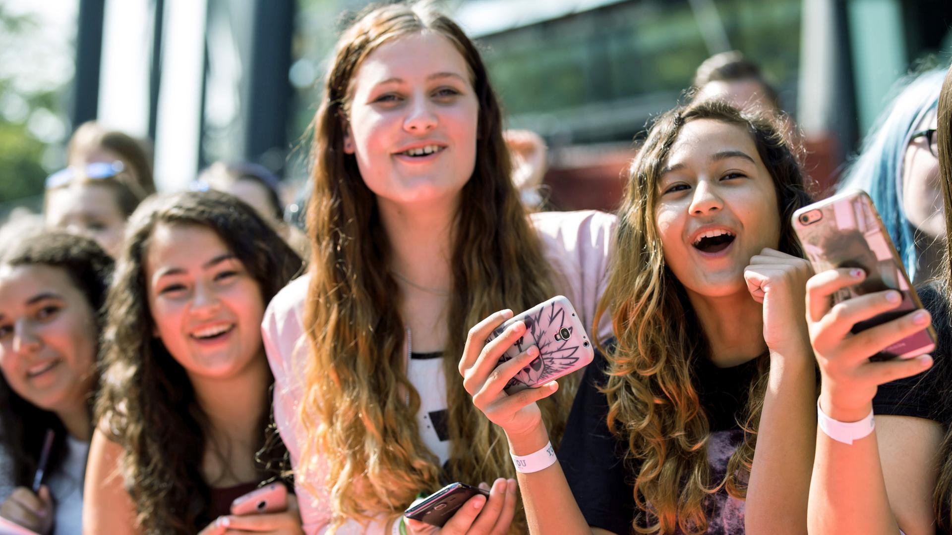Fans stehen in Köln beim Youtuber-Treffen "Video Days" neben dem roten Teppich und warten auf ihre Stars.