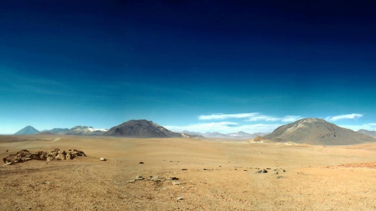 Panorama-Ansicht des Chajnator-Plateaus in der Atacama-Wüste in den chilenischen Anden