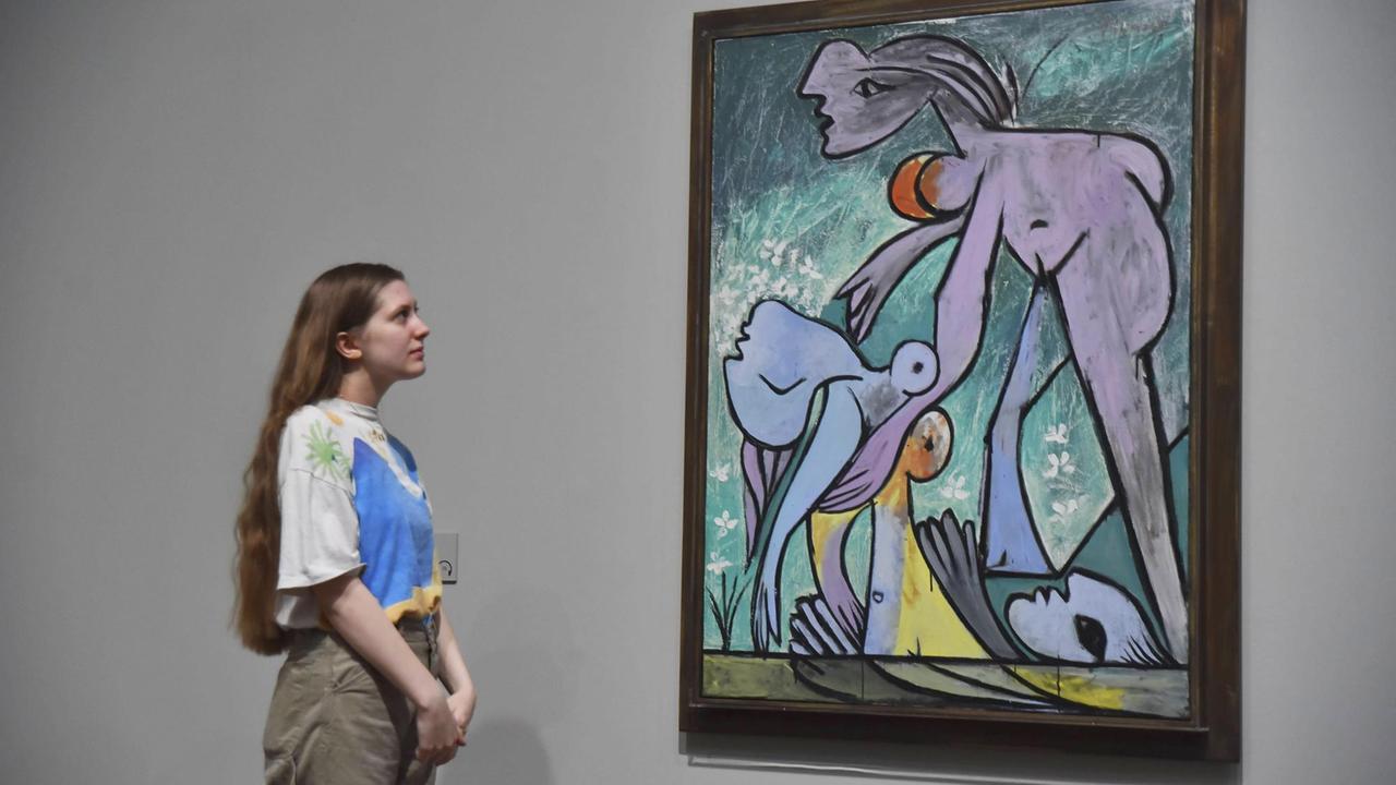 Eine Frau betrachtet in der Ausstellung Ausstellung "Liebe, Ruhm, Tragödie - Picasso 1932" in der Tate Modern ein Bild von Picasso.