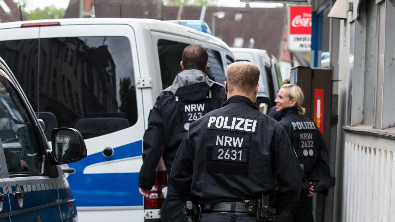 Polizisten stehen in Duisburg-Rheinhausen vor einem türkischen Reisebüro bei einer Razzia, die sich gegen Verdächtige mit islamistischem Hintergrund richtete.
