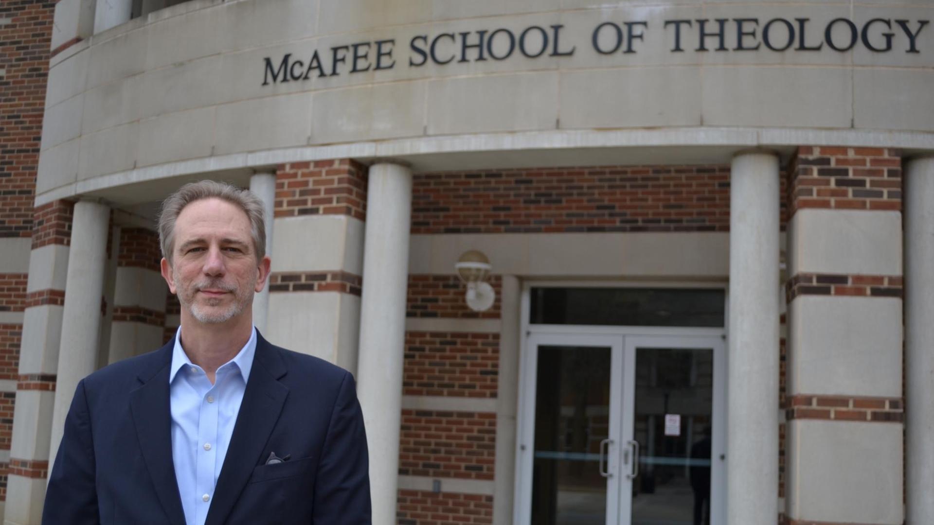 David Gushee vor der McAfee School of Theology der Mercer Universität in Atlanta, Georgia