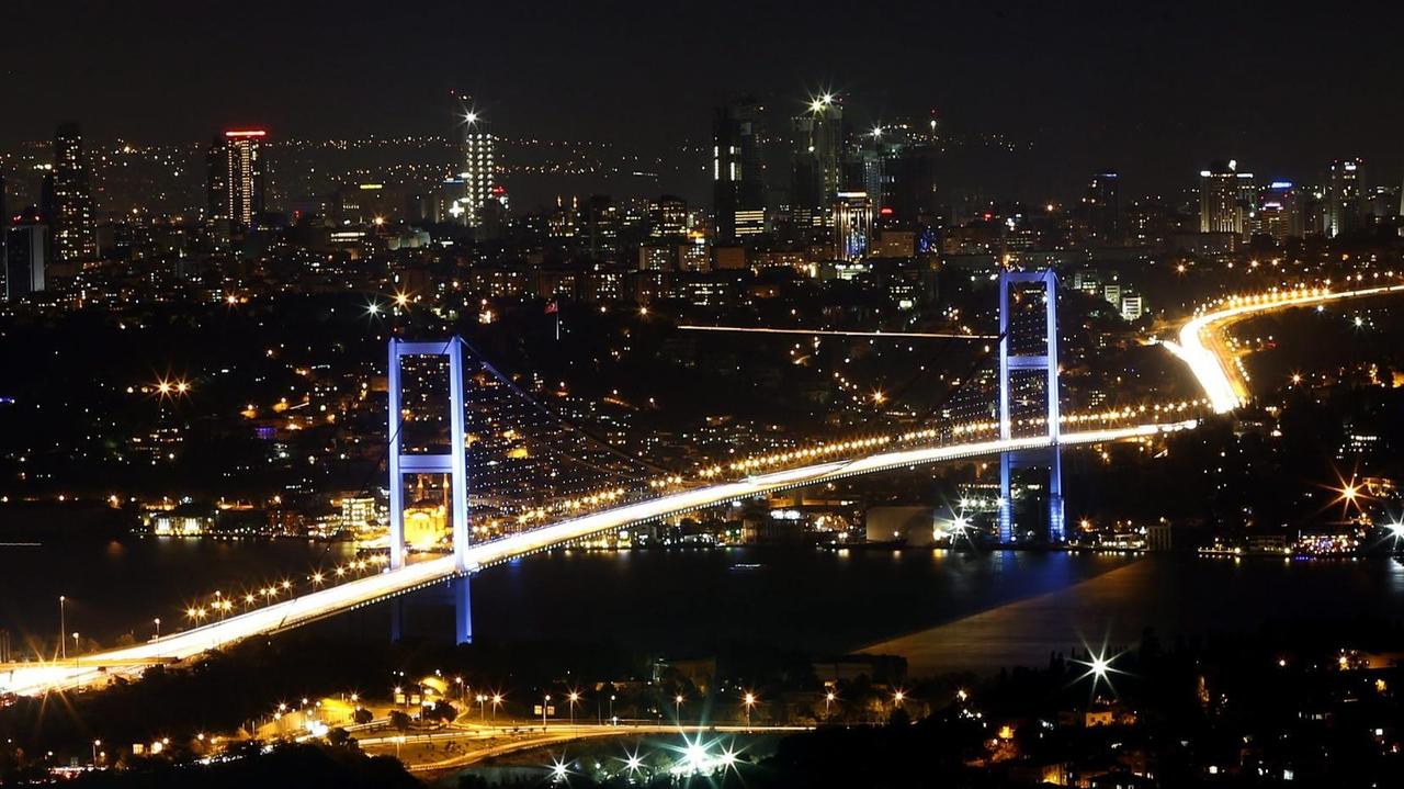 Die Bosporus-Brücke in Istanbul  bei Nacht