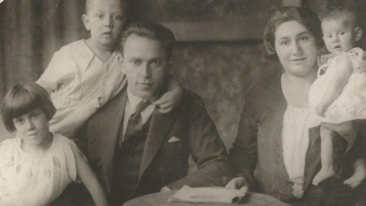 Familienfoto mit Vater, Mutter und drei Kindern in schwarz-weiß