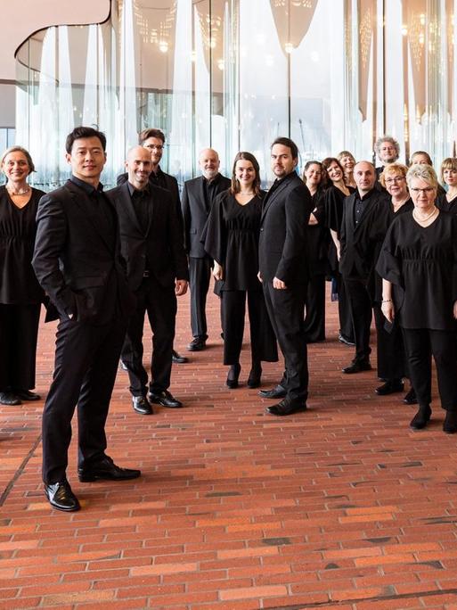Ein Gruppenbild des Chor auf der Plaza der Elbphilharmonie.