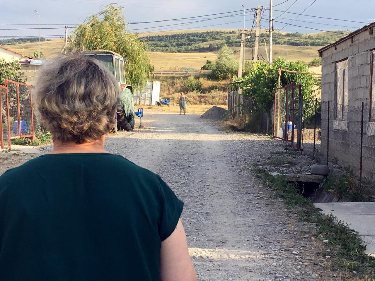 Galina Keletschsajewa blickt von georgischer Seite auf die Grenze zu Südossetien