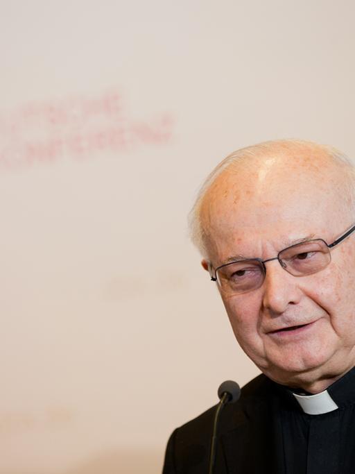 Robert Zollitsch, Vorsitzender der Deutschen Bischofskonferenz und Freiburger Erzbischof, spricht am 10.03.2014 bei der Frühjahrs-Vollversammlung der Deutschen Bischofskonferenz in Münster .