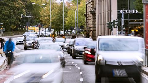 Autos fahren dicht gedrängt auf einer Straße in einer Stadt.