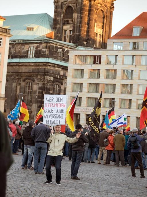 Pegida-Kundgebung auf dem Altmarkt in Dresden am 01.04.2019.