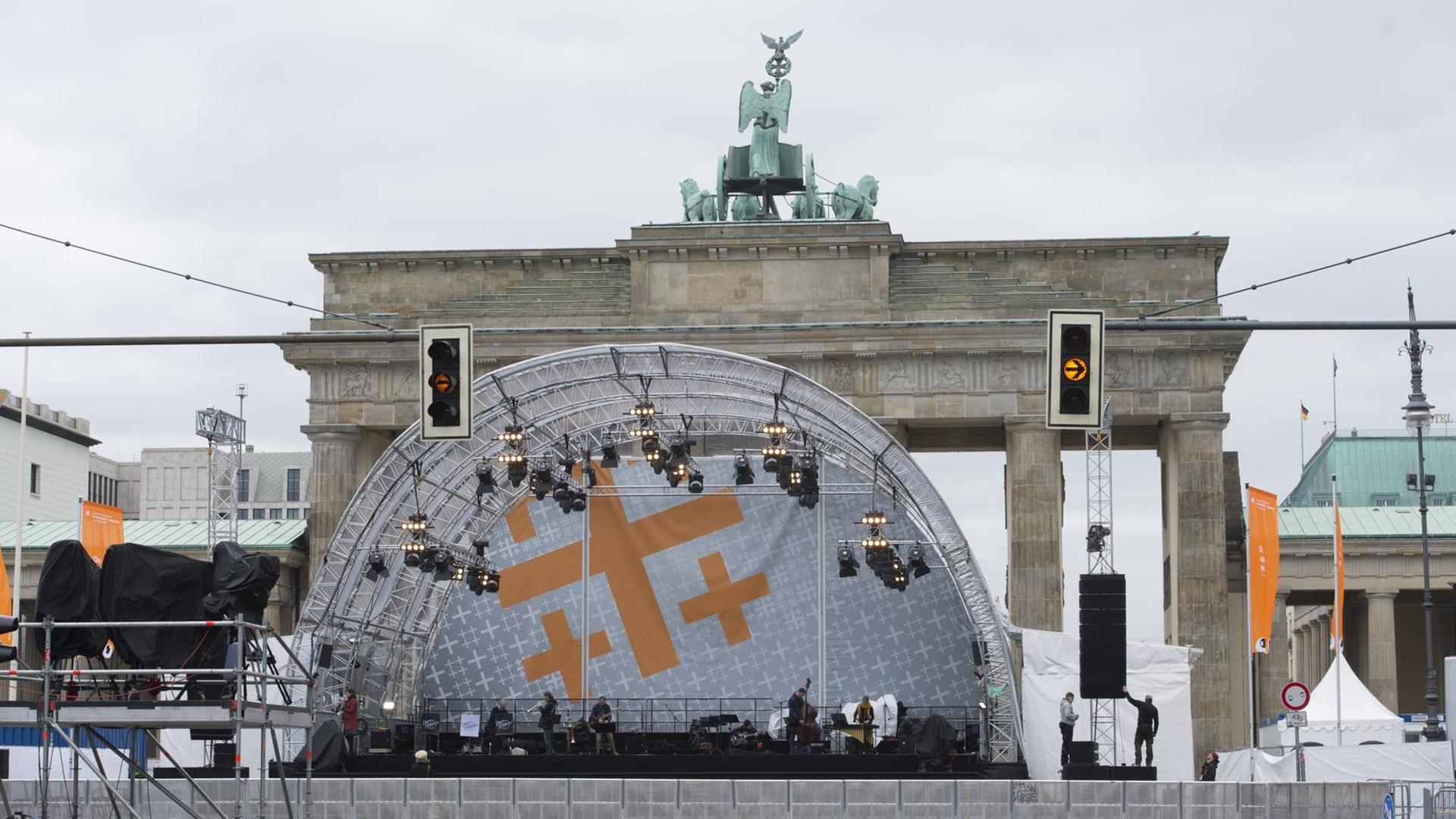 Kreuze sind am 24.05. 2017 in Berlin auf der großen Bühne vor dem Brandenburger Tor zu sehen.Foto: Paul Zinken/dpa