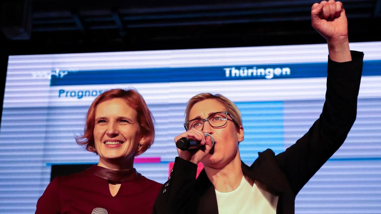 Katja Kipping (l), Parteivorsitzende Die Linken, und Susanne Hennig-Wellsow, Landesvorsitzende der Linken in Thüringen, reagieren auf die ersten Prognosen zum Ergebnis der Landtagswahl in Thüringen