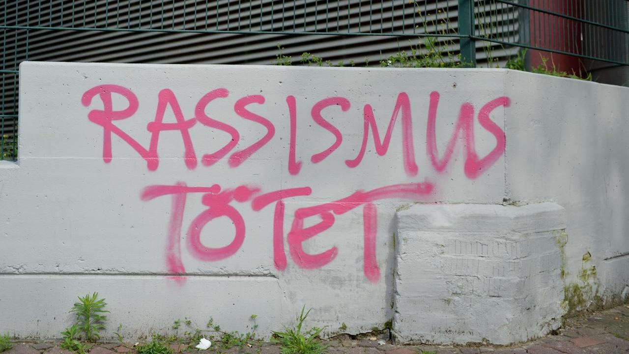 "Rassismus tötet" wurde auf eine Wand geschrieben, aufgenommen in Frankfurt am Main.