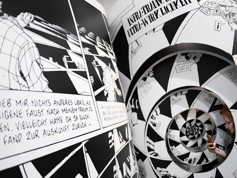Eine Comic-Installation des französischen Comic-Künstlers Marc-Antoine Mathieu aus seinem ersten Werk "Der Ursprung (1990)" im Museum für Angewandte Kunst (MAK) in Frankfurt am Main