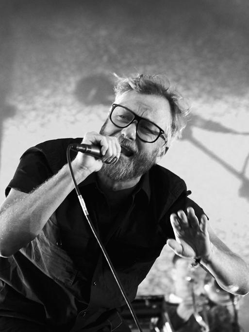 The National-Sänger Matt Berninger live auf der Bühne in Berlin.
