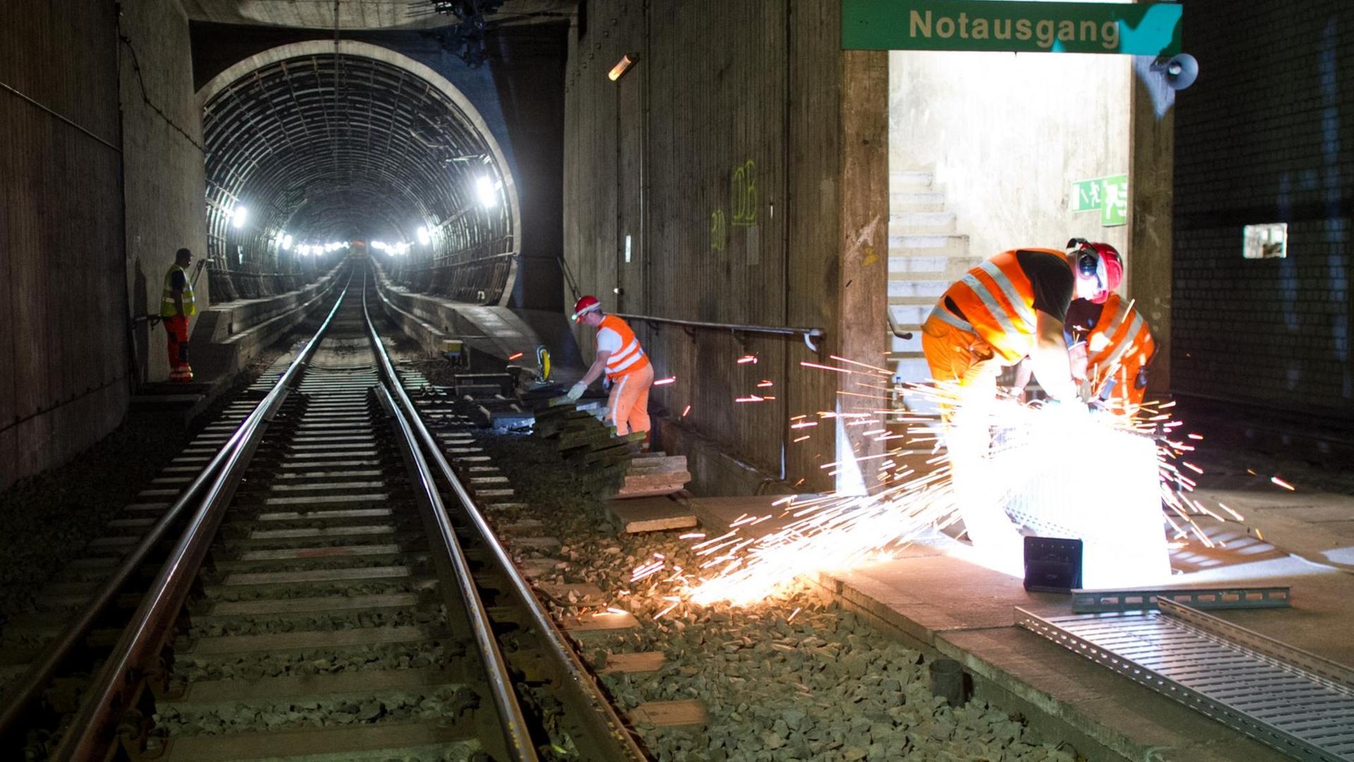Arbeiter flexen am frühen Morgen des 02.07.2015 im S-Bahntunnel in Frankfurt am Main (Hessen) Metallplatten. Arbeiter flexen am frühen Morgen des 02.07.2015 im S-Bahntunnel in Frankfurt am Main (Hessen) Metallplatten.