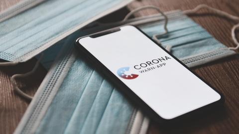 Das Logo der Corona-Warn-App auf einem Smartphone. Mithilfe der App werden Bürger benachrichtigt, sollten Sie sich in der Nähe eines am Coronavirus Erkrankten aufgehalten haben, wenn dieser die App ebenso installiert hatte und seine Erkrankung meldet. | Verwendung weltweit