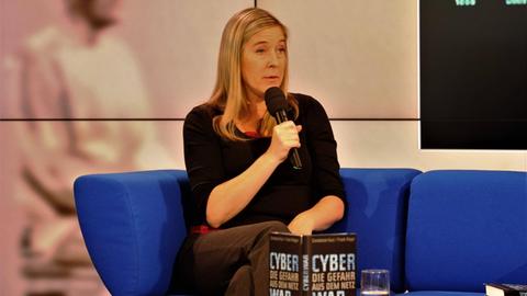 Autorin Constanze Kurz stellt auf der Frankfurter Buchmesse 2018 ihr Buch "Cyberwar" vor