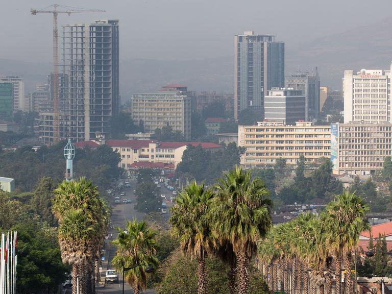 Die Stadtansicht mit Skyline von Addis Abeba in Äthiopien aufgenommen 24.03.2014.